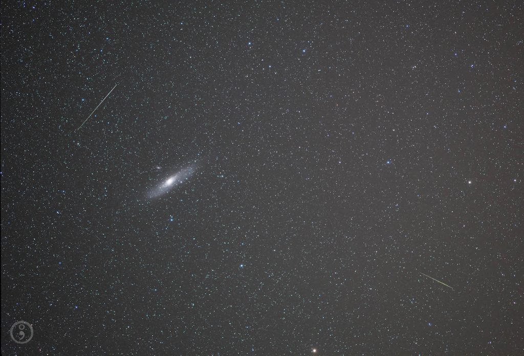 Imagen de una perseida y la Galaxia de Andrómeda