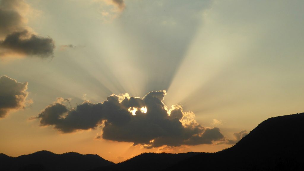 Rayos crepusculares fotografiados desde Zimbabue