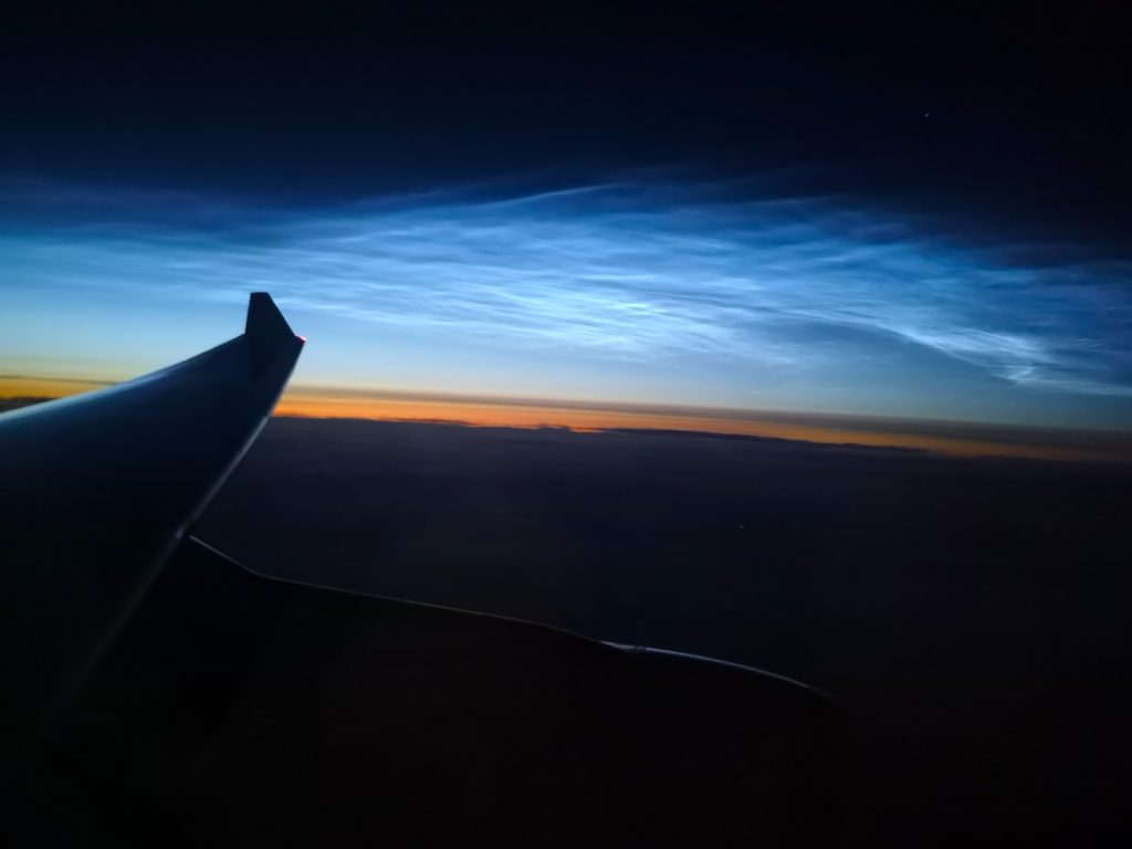 Nubes noctilucentes fotografiadas desde un avión sobre Rusia