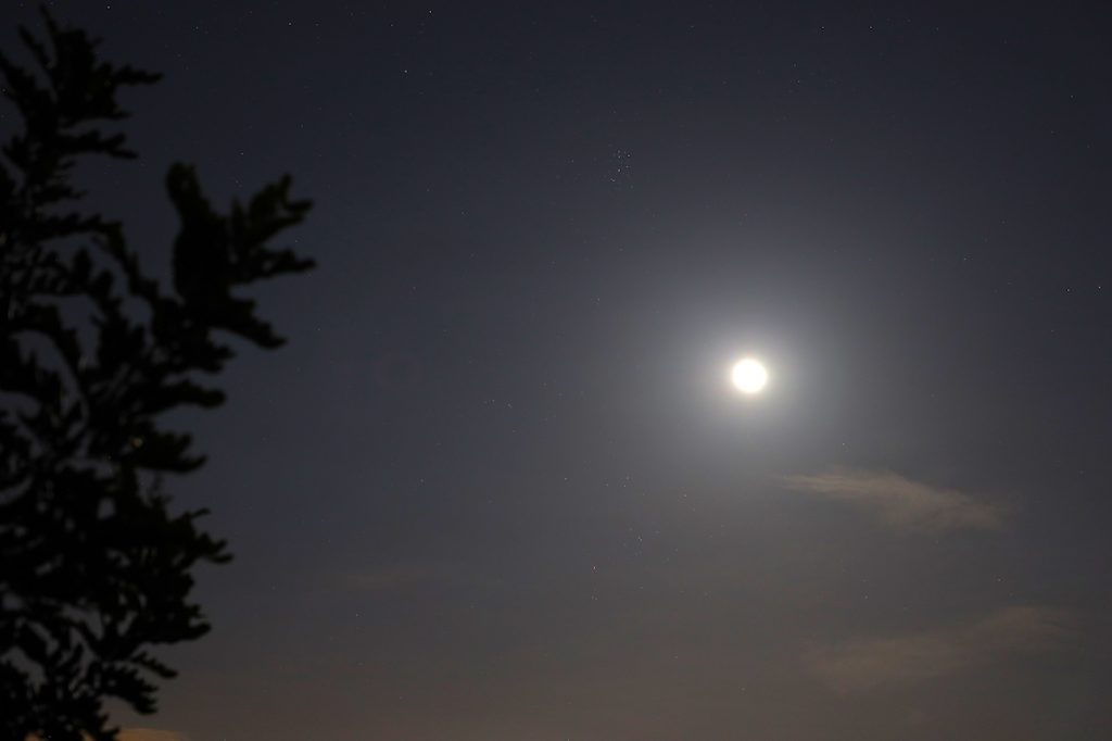 Foto de la Luna, las Pléyades y Aldebarán, tomada desde Arenys de Munt, Barcelona