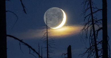 Foto de la Luna creciente tomada desde Oregón, Estados Unidos