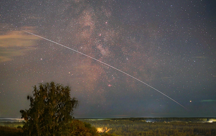 Imagen de la Vía Láctea y el paso de la ISS tomada desde Rusia
