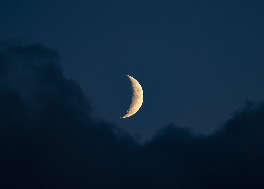 La Luna creciente fotografiada desde Arizona, Estados Unidos