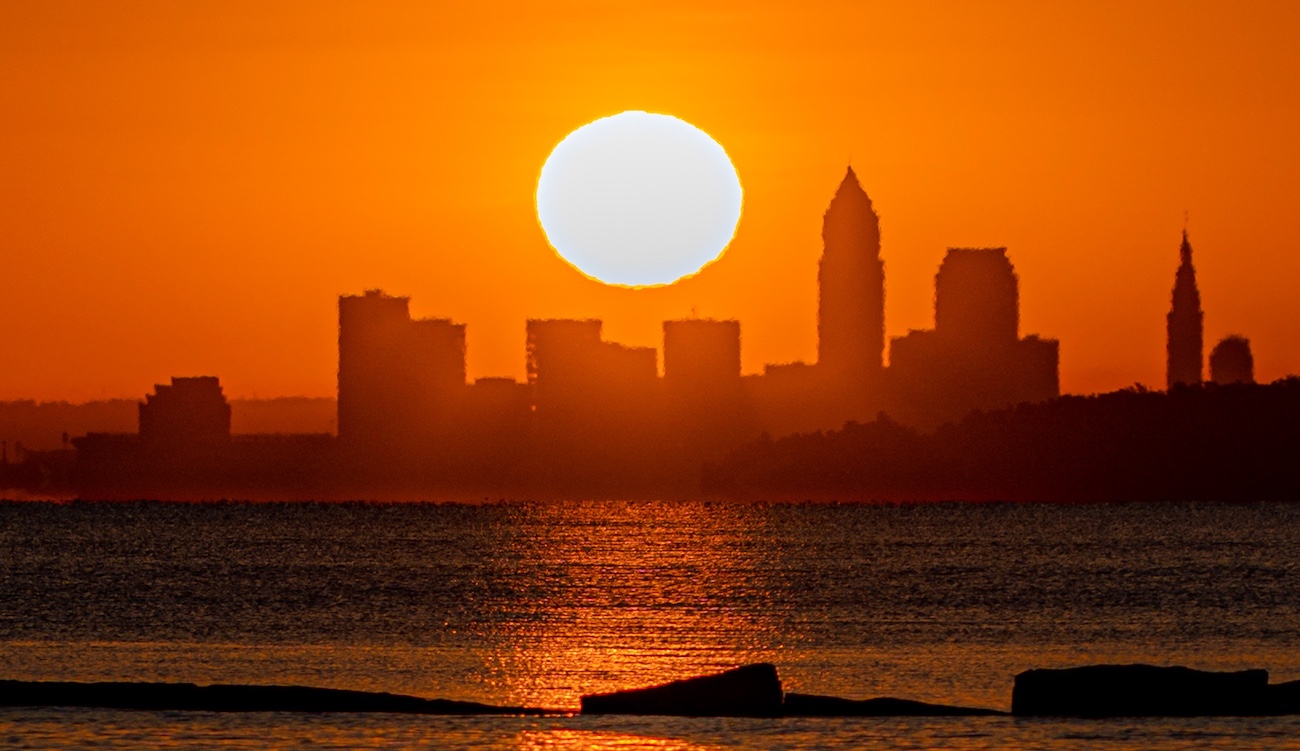 Imagen del Sol captado sobre la ciudad de Cleveland, Ohio