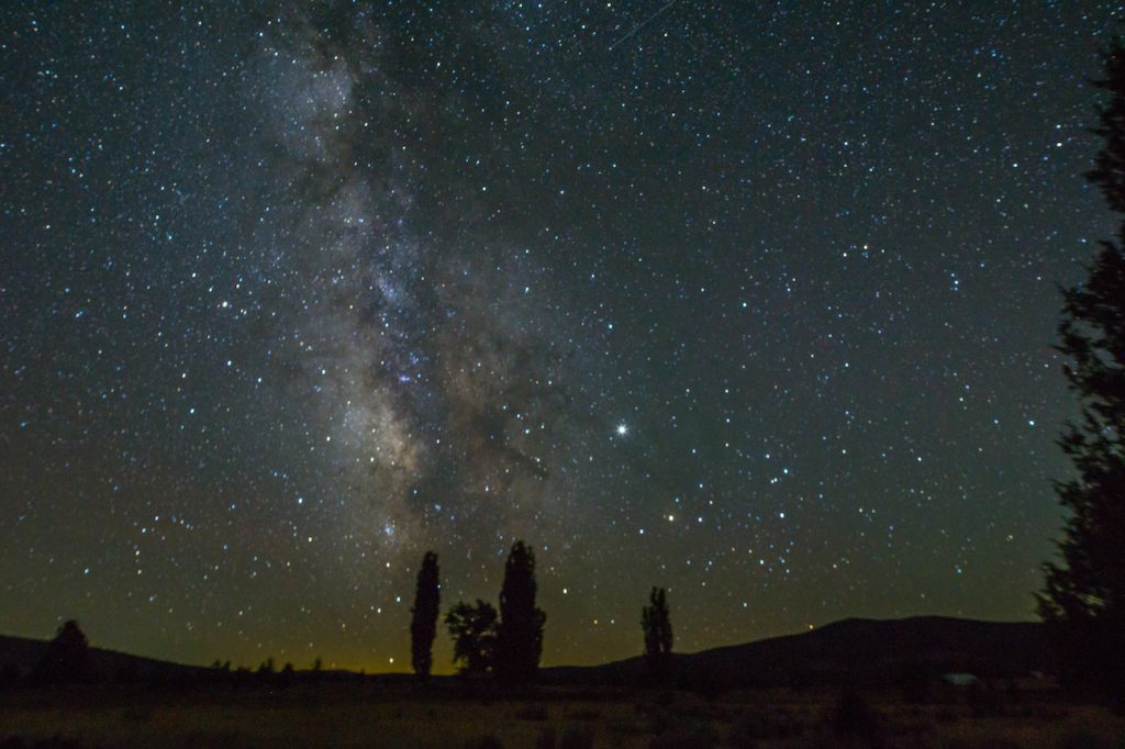 Imagen de la Vía Láctea y Júpiter tomada desde California