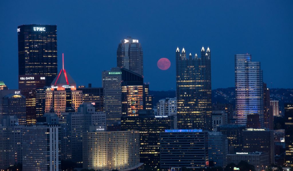 La Luna llena fotografiada desde Pittsburgh, Estados Unidos