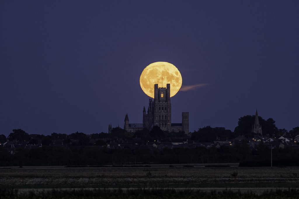 La salida de la Luna captada desde Coveney, Inglaterra