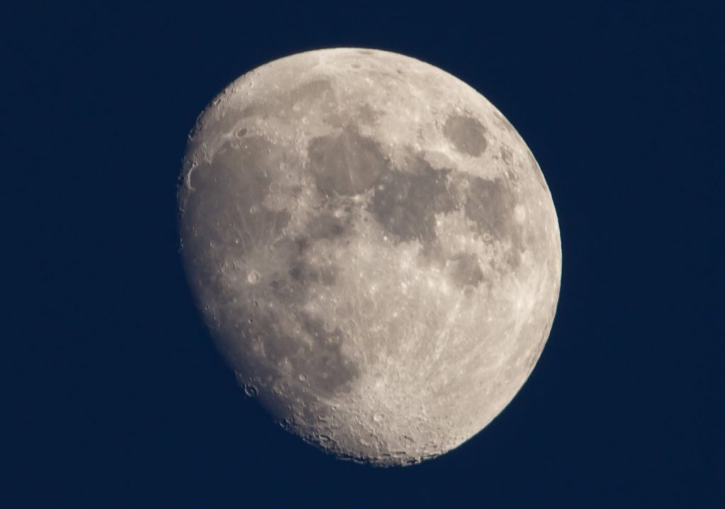 Imagen de la Luna gibosa creciente tomada desde Florida, Estados Unidos