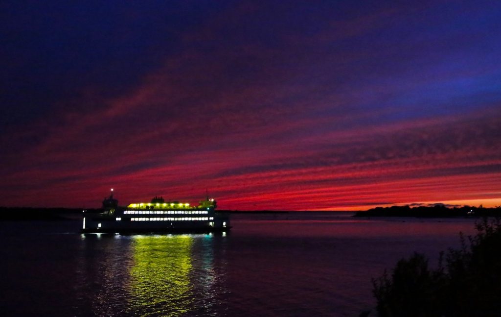 El atardecer fotografiado desde la bahía Buzzards en Massachusetts