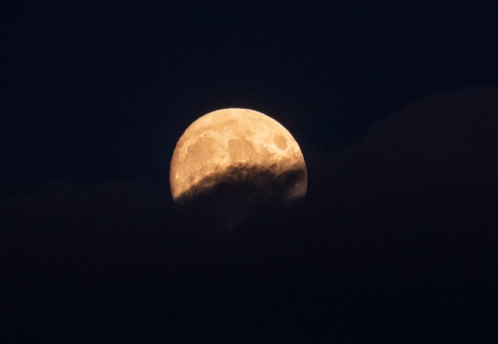 Foto de la Luna tomada desde Zaragoza, España