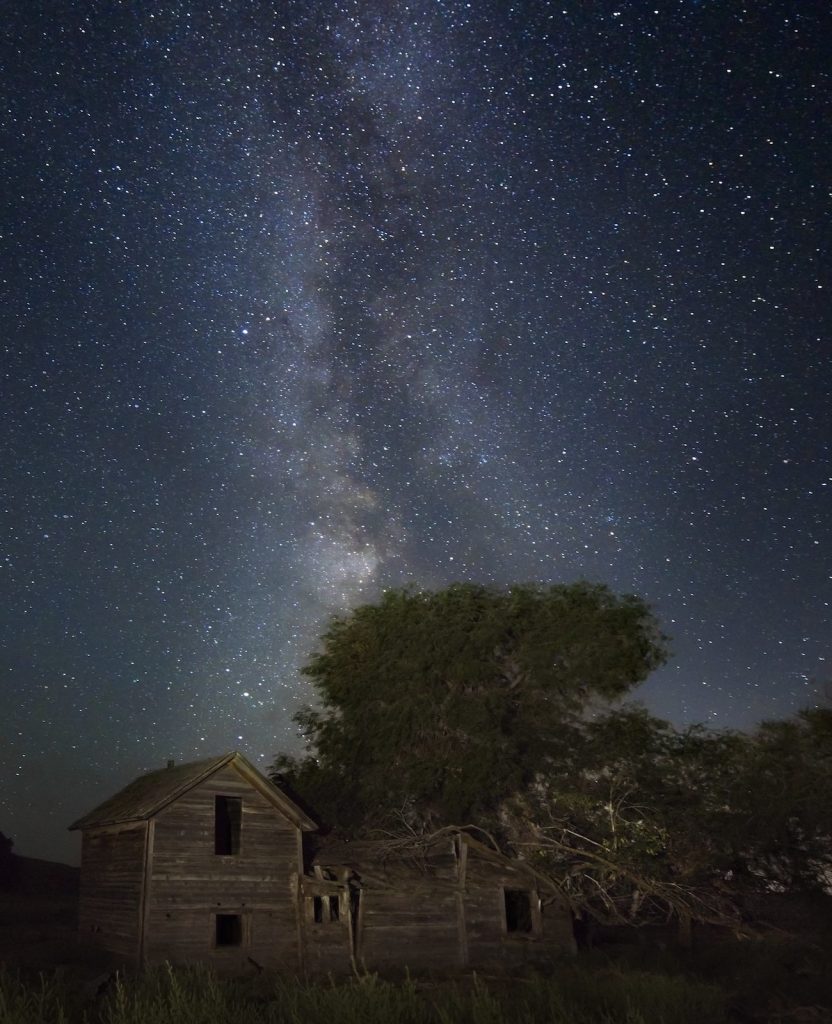 Foto de la Vía Láctea y una granja abandonada tomada desde Oregón, Estados Unidos