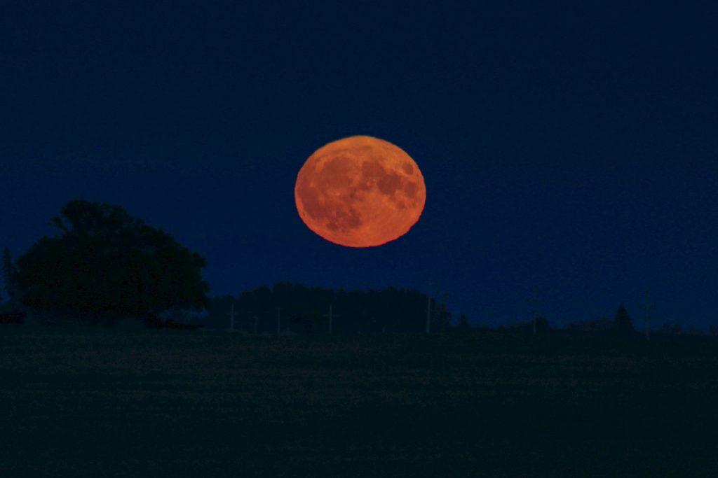 La salida de la Luna llena captada desde Inglaterra (13-septiembre)