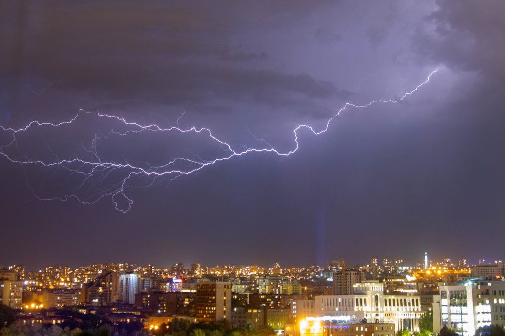Tormenta eléctrica fotografiada desde Ereván, Armenia
