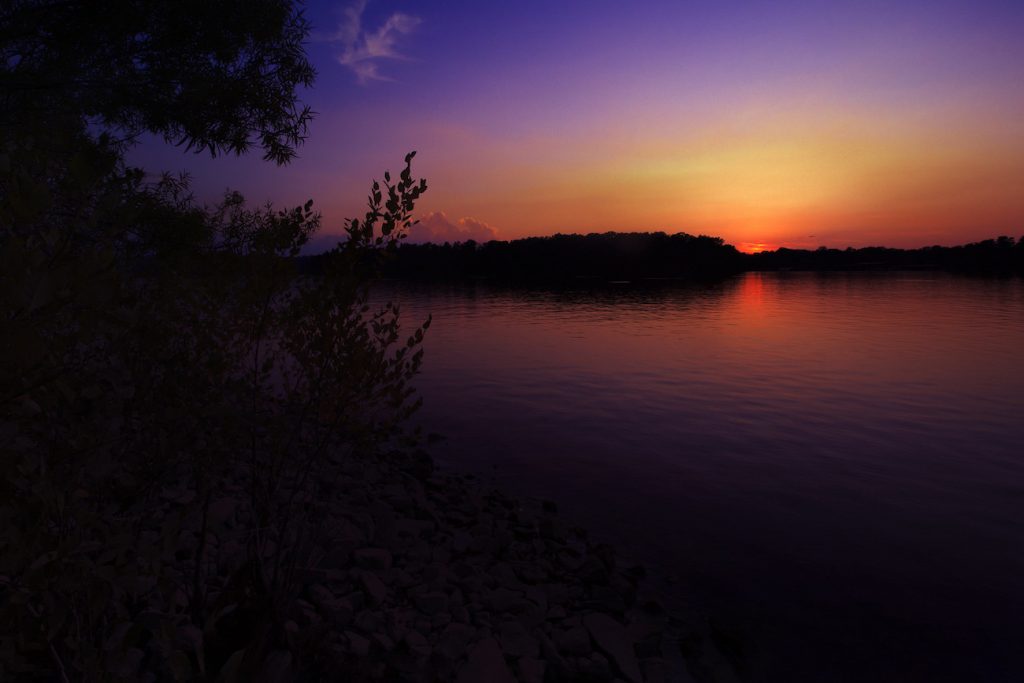 Foto del atardecer tomada desde el Lago Lanier, Estados Unidos