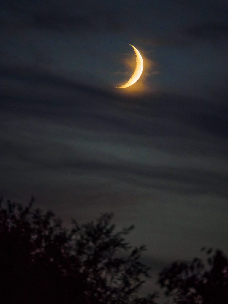 Foto de la Luna creciente tomada desde Kretz, Alemania