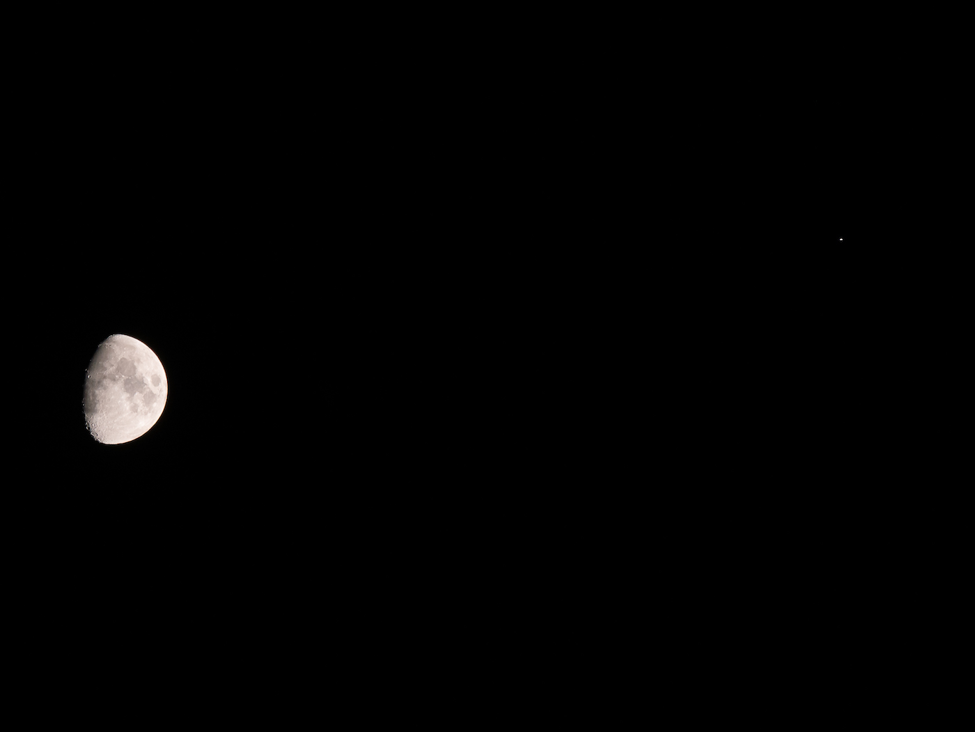 Imagen de la Luna y Saturno tomada desde Torremolinos, Málaga