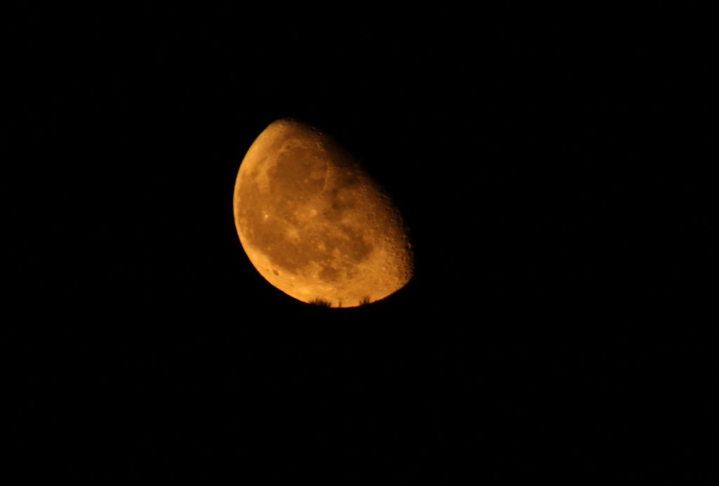 La salida de la Luna fotografiada desde Arenys de Munt, Barcelona