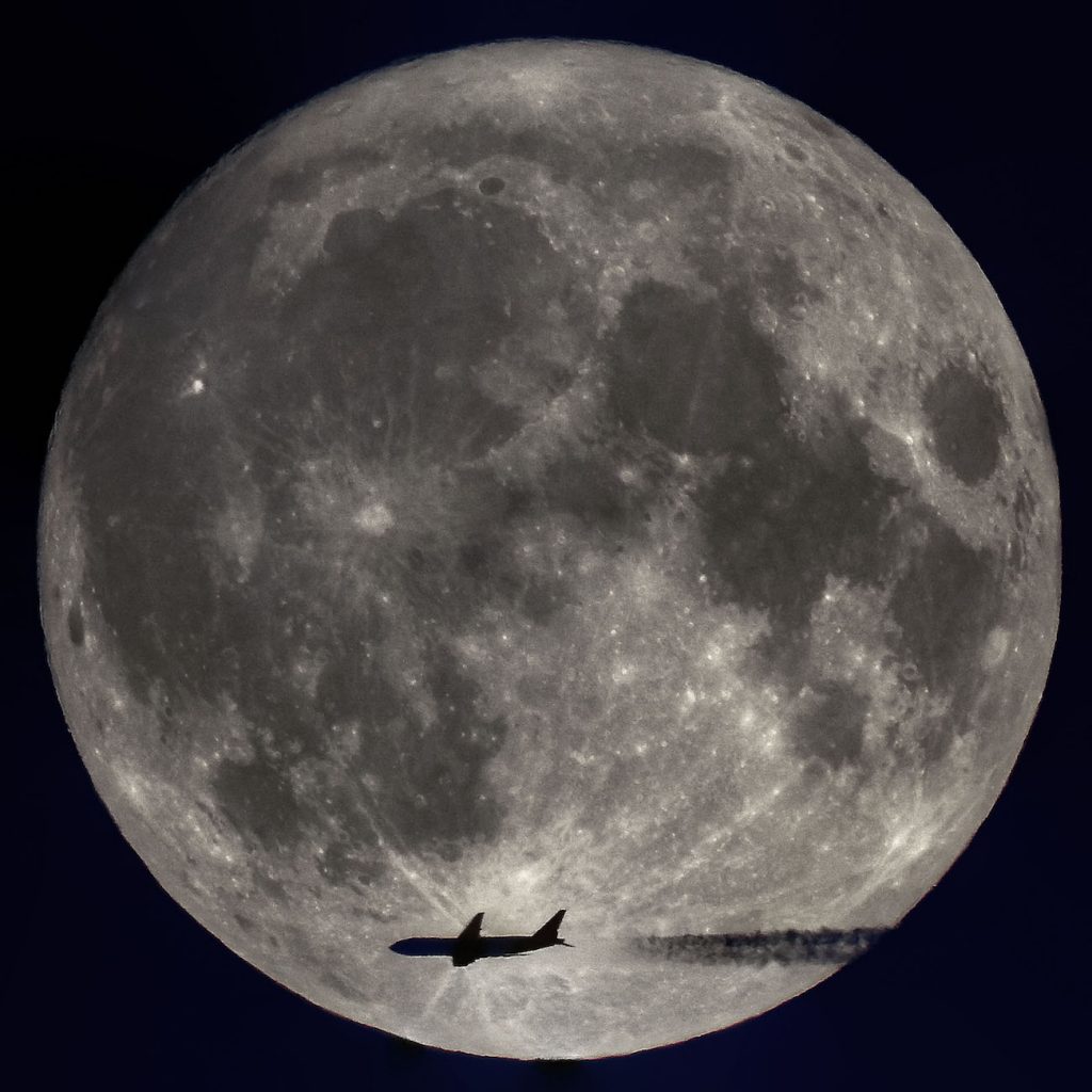 La Luna y un avión fotografiados desde Broager, Dinamarca