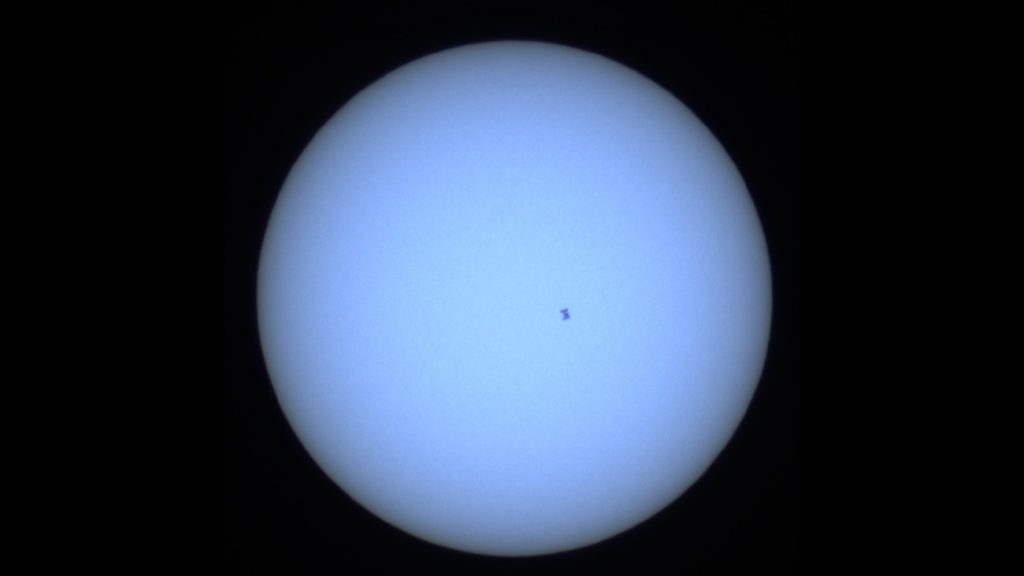 Imagen del tránsito de la Estación Espacial Internacional frente al Sol