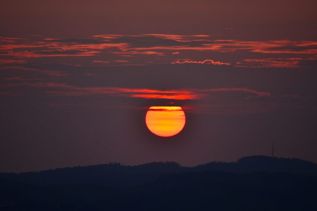 La puesta de Sol tomada desde Perchtoldsdorf, Austria