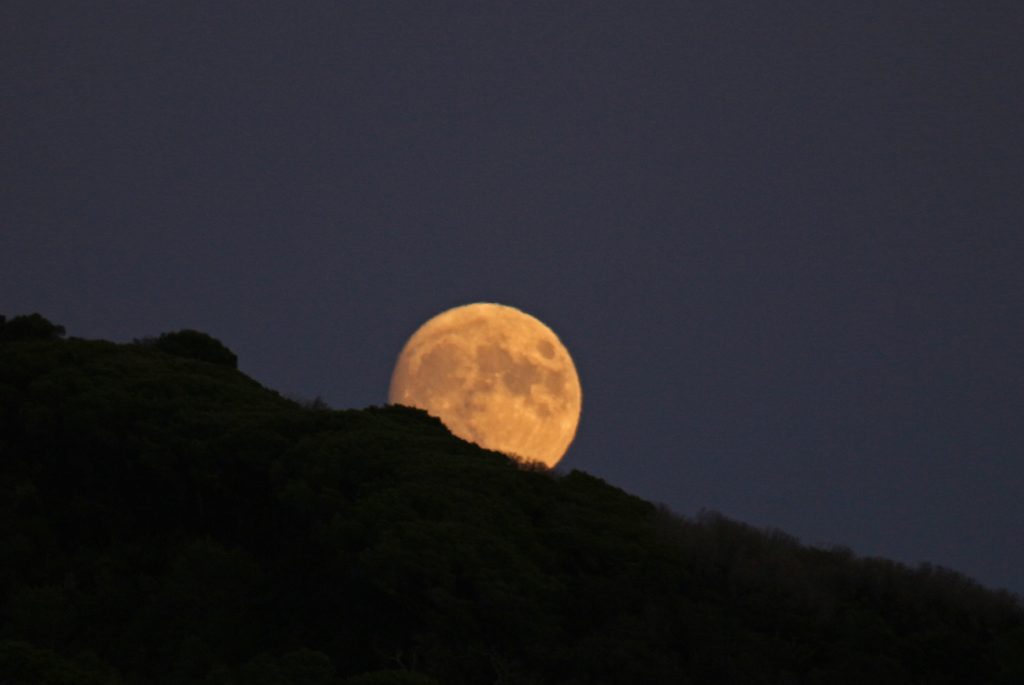 Imágenes de la salida de la Luna tomadas desde Arenys de Munt, Barcelona