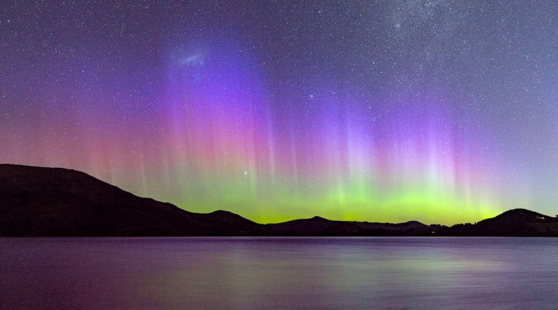 Auroras australes fotografiadas desde Papanui Inlet, Nueva Zelanda