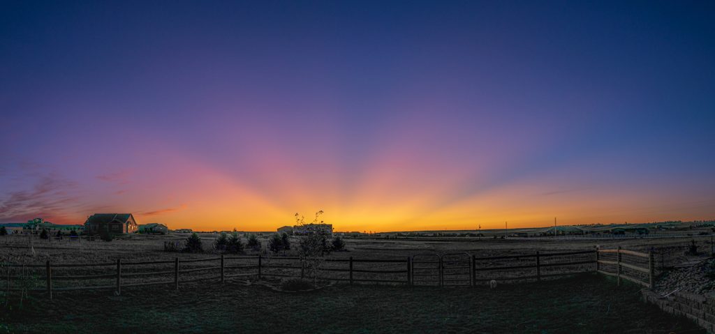 Rayos crepusculares captados al amanecer en Cheyenne, Wyoming