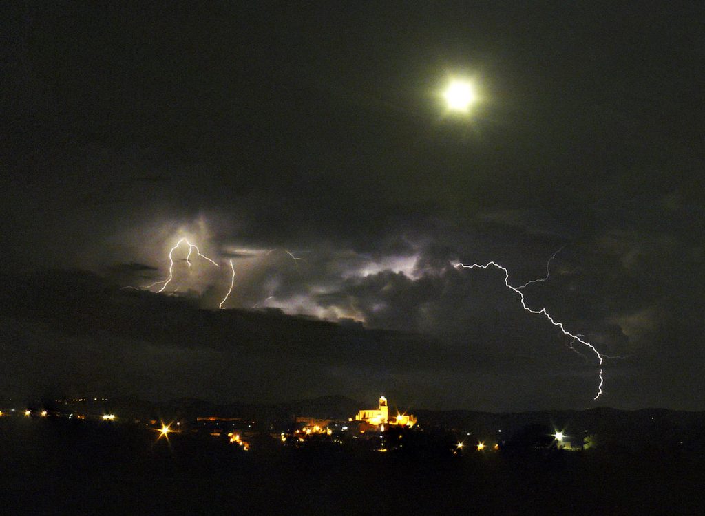 La Luna y una tormenta fotografiadas desde Llagostera, Girona