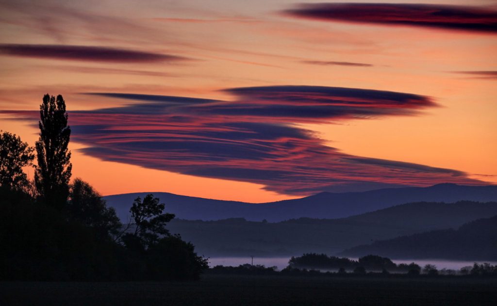 Nubes lenticulares fotografiadas al amanecer en Chynorany, Eslovaquia