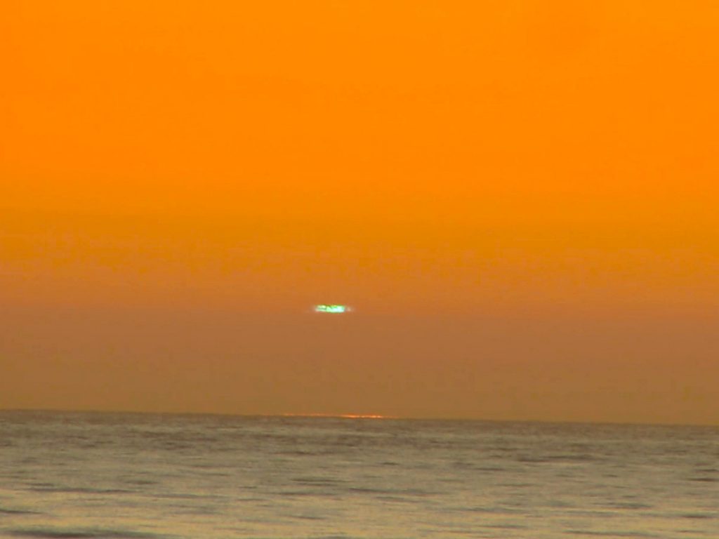 Foto del rayo verde tomada al atardecer desde San Francisco, California