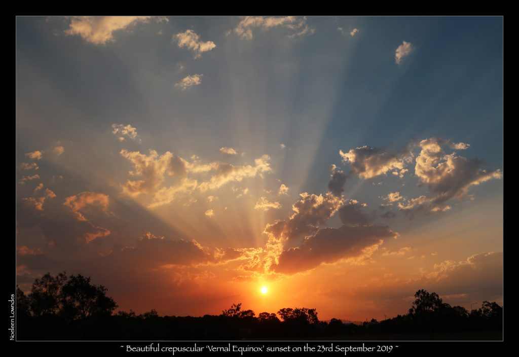 Rayos crepusculares captados al atardecer en Queensland, Australia