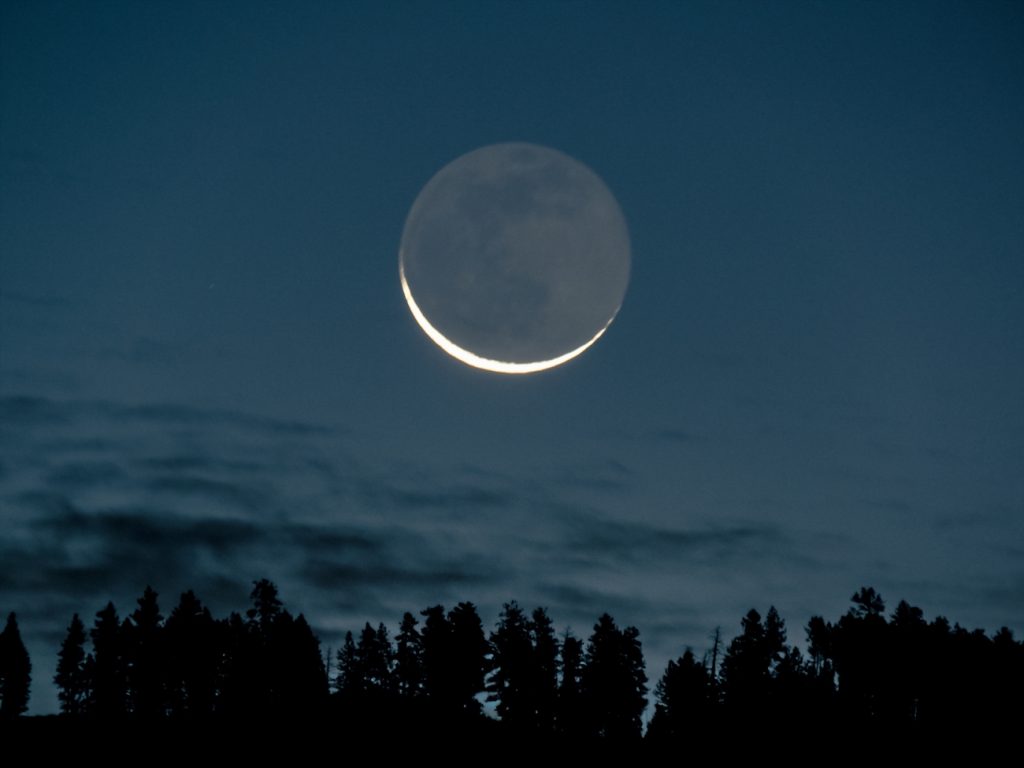 La salida de la Luna menguante fotografiada desde Washington, Estados Unidos