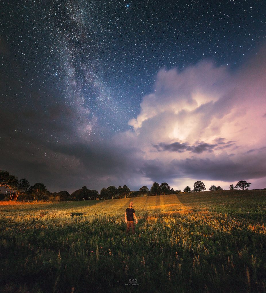 Foto de la Vía Láctea y una tormenta tomada desde Møn, Dinamarca