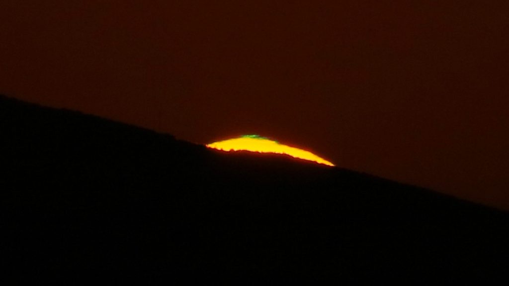 Foto del rayo verde captado durante la puesta de Sol en California