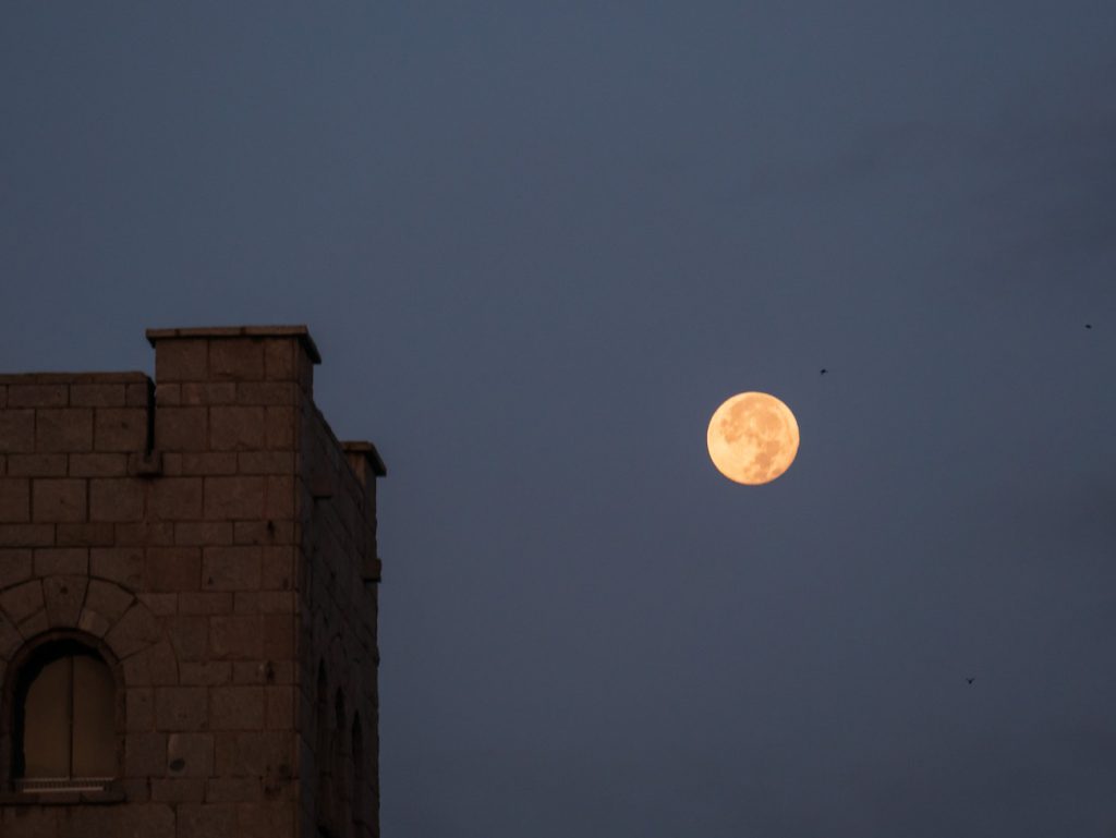 Foto de la Luna tomada desde Zaragoza, España