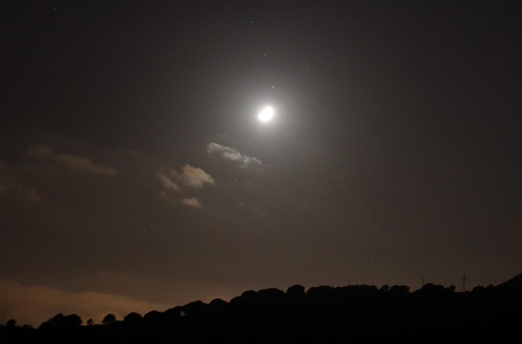 Fotos de la Luna y Saturno tomadas desde Arenys de Munt, Barcelona