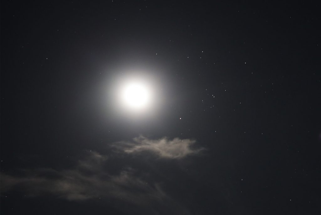 Fotografía de la Luna y Aldebarán tomada desde Arenys de Munt, Barcelona