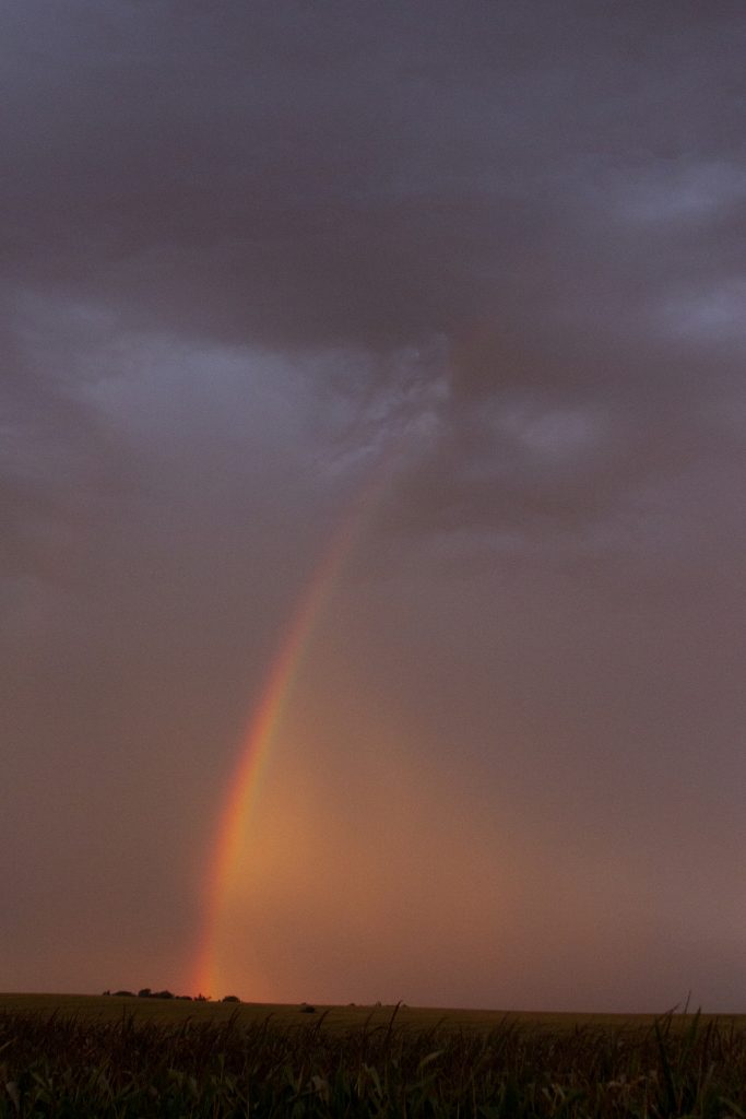 Fotografía de un arcoíris tomada al amanecer en Iowa, Estados Unidos
