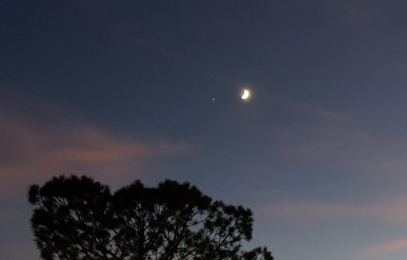 Foto de la Luna y Júpiter tomada desde Sisante, España