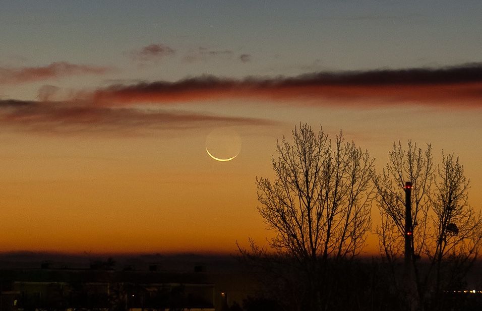 Foto de la Luna menguante tomada al amanecer en Dresden, Alemania