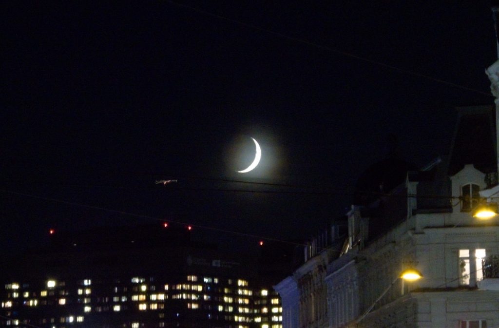 Foto de la Luna creciente tomada desde Viena, Austria