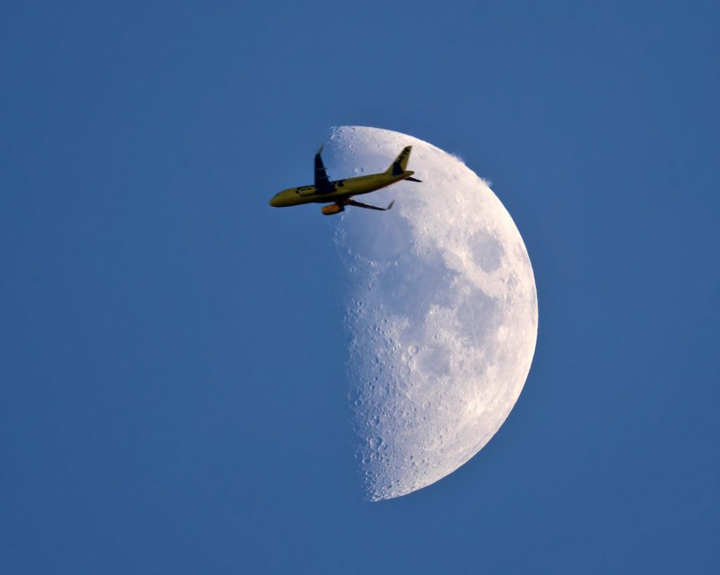 Foto de la Luna y un avión tomada desde Inglaterra