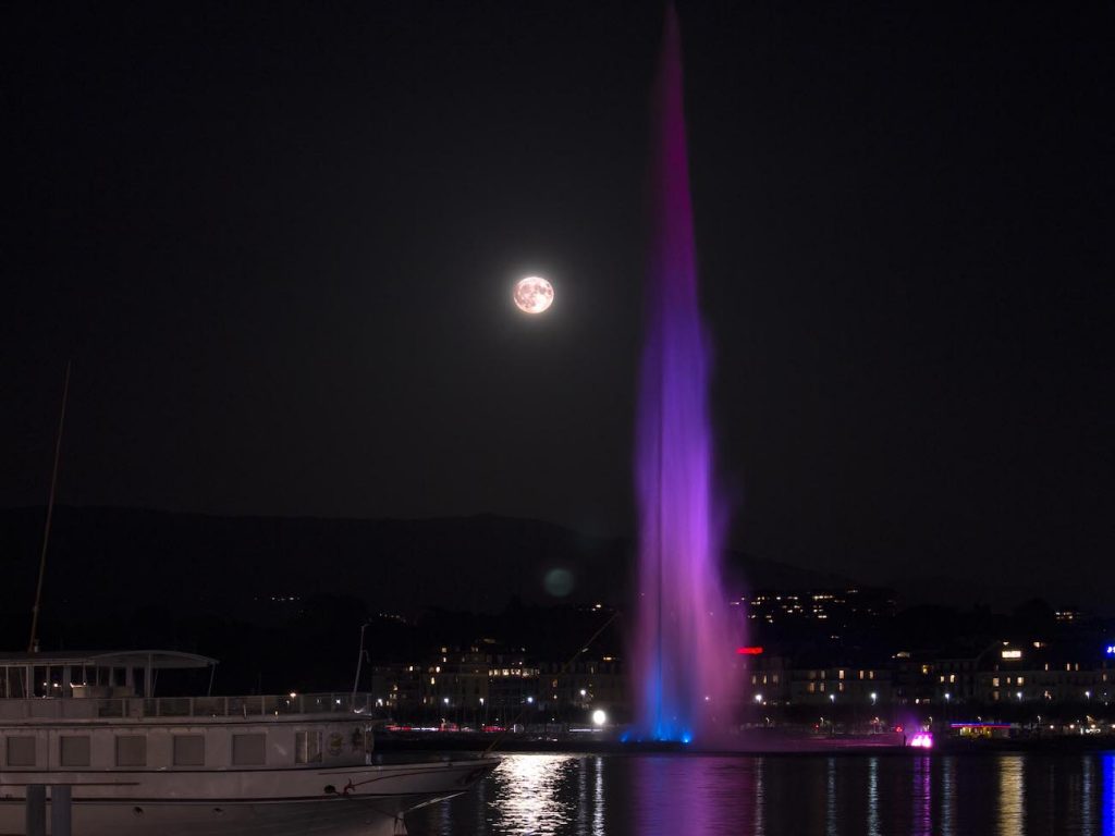 Imagen de la Luna tomada desde Ginebra, Suiza