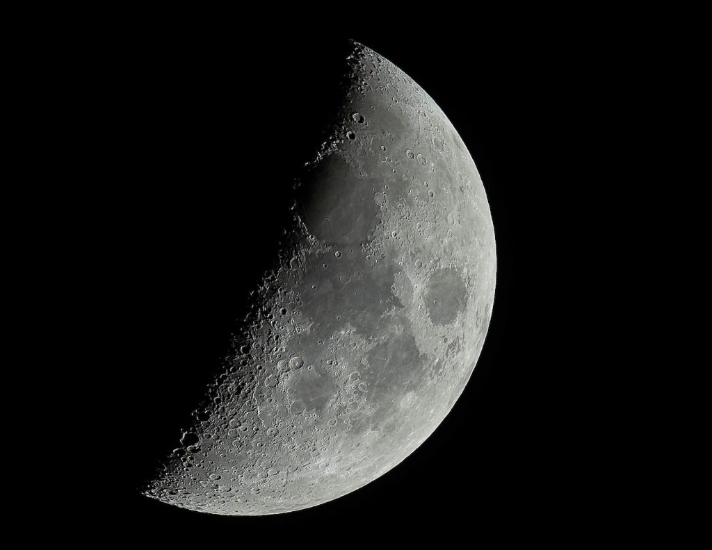 La Luna fotografiada desde Glasgow, Escocia