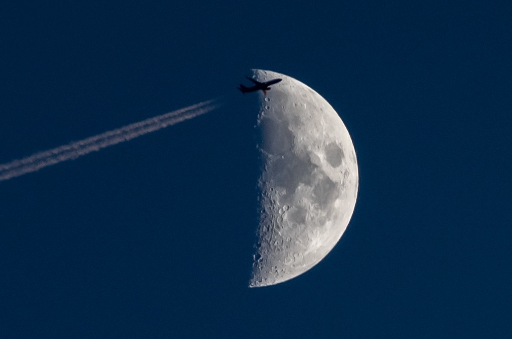 La Luna y un avión captados sobre Camdenton, Missouri, Estados Unidos