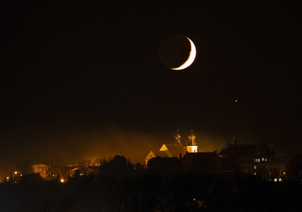 La Luna creciente y Júpiter fotografiados sobre Szubin, Polonia