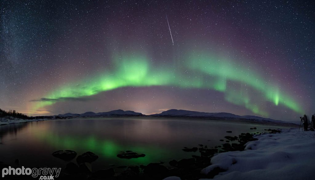 Imagen de un meteoro y auroras boreales tomada desde Abisko, Suecia