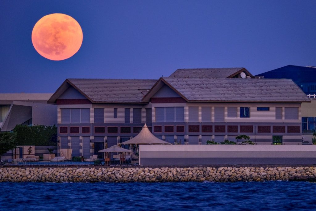 Foto de la Luna llena tomada desde Baréin