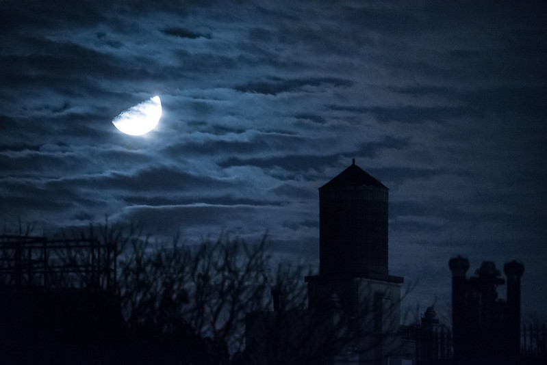 La Luna fotografiada desde la ciudad de Nueva York, Estados Unidos