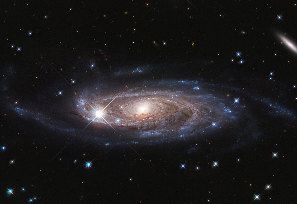 El Hubble obtiene imágenes de una gigantesca galaxia en la constelación de Perseo